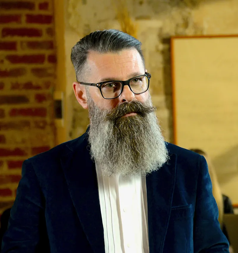 Giuseppe Irranca in giacca di velluto blu, ai tempi di Beasy