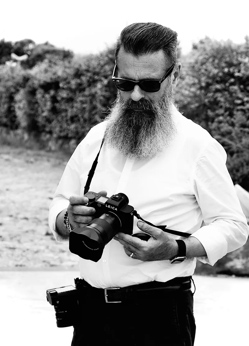 Giuseppe Irranca con la macchina fotografica, fotografia in bianco e nero