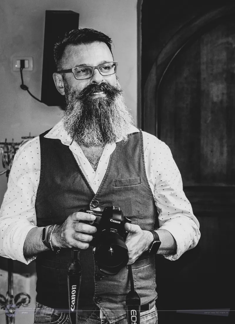 Giuseppe Irranca in piedi con una macchina fotografica in mano, in bianco e nero