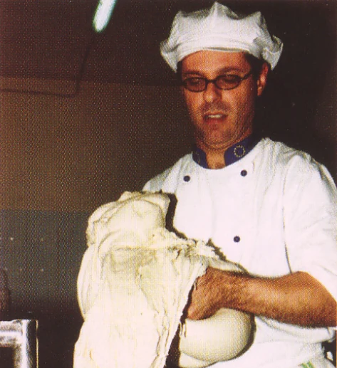 Giuseppe Irranca con l’impasto, in una fotografia della rivista Qualitaly del 2003