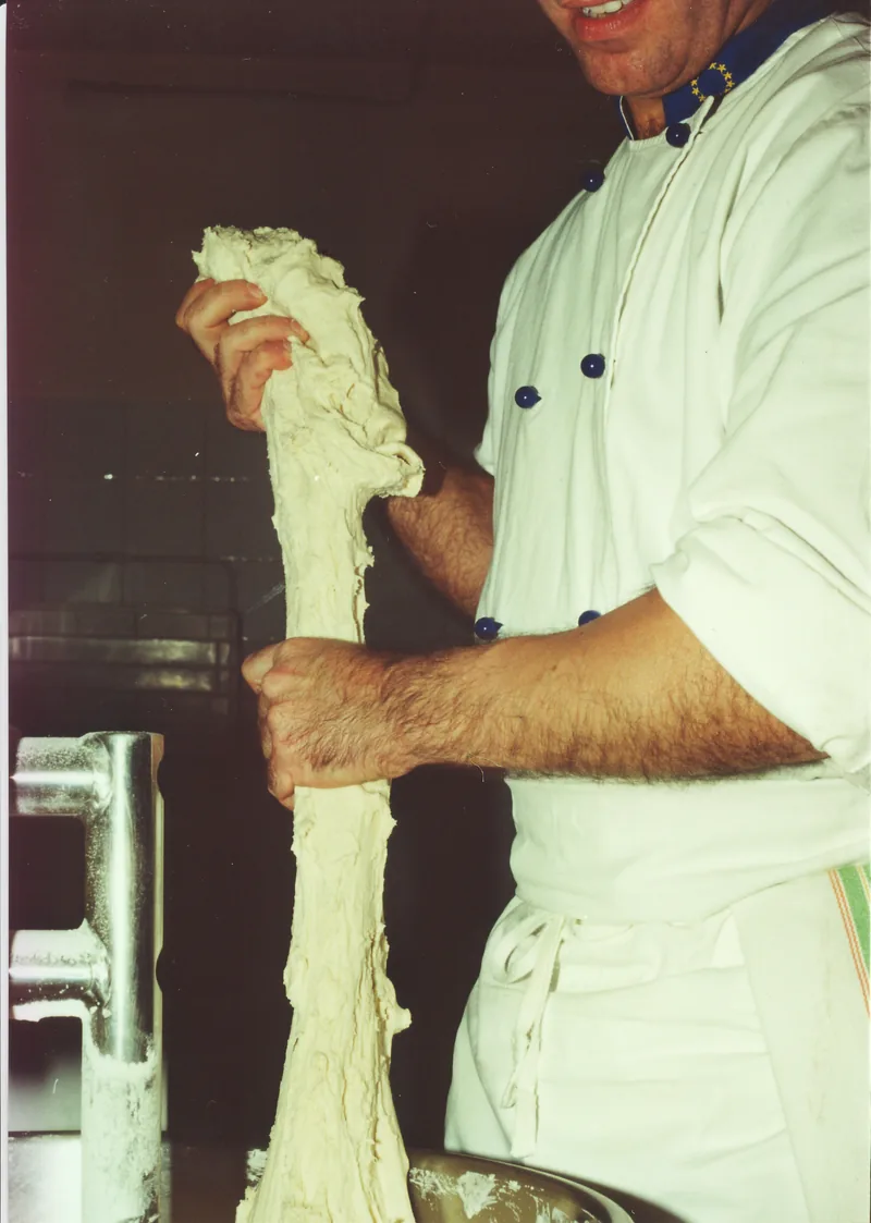 Giuseppe Irranca solleva un lungo filone di impasto per la pizza