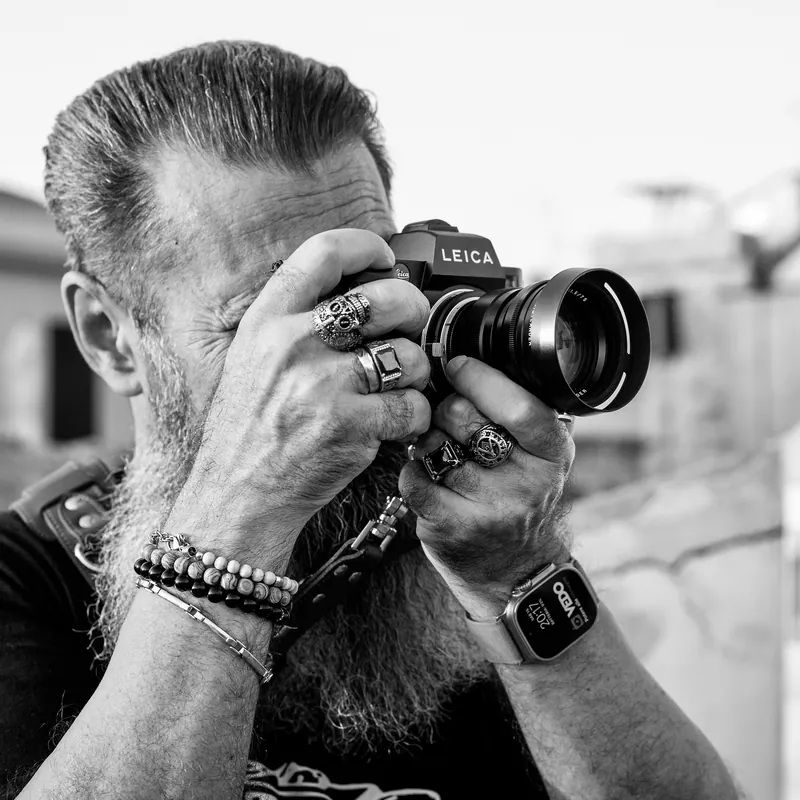 Giuseppe Irranca fotografa con una Leica, in bianco e nero