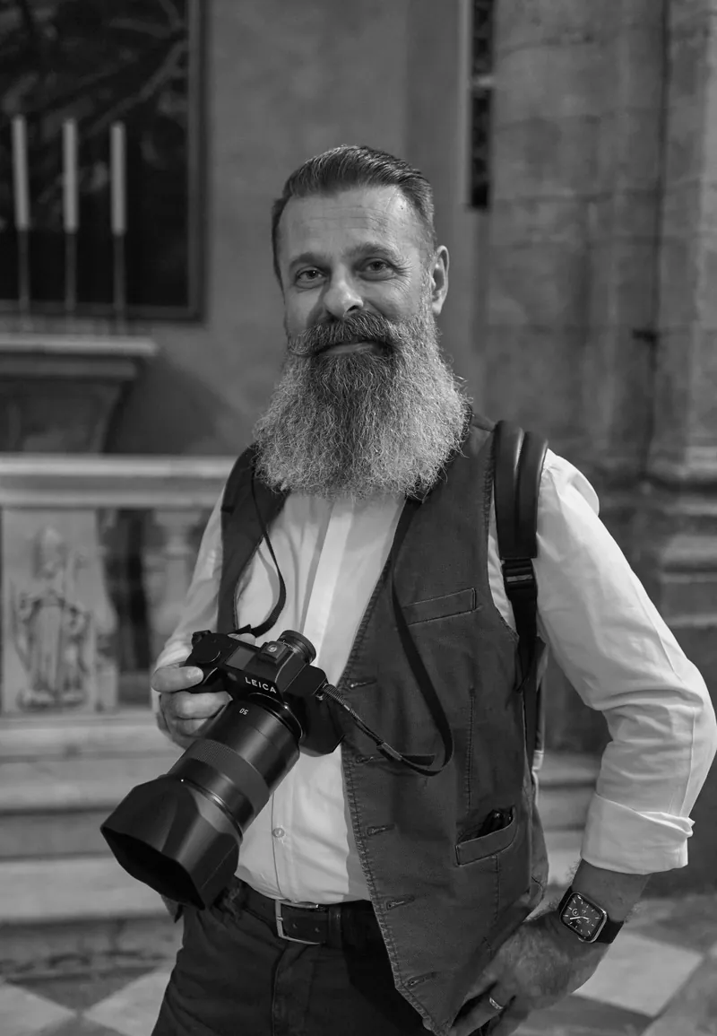 Giuseppe Irranca fotografa con una Leica, in bianco e nero